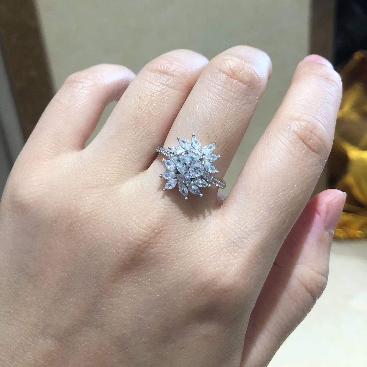 太阳花蛋形女戒S925银镀白金定制选款主石莫桑钻1.0ct/副石高碳钻